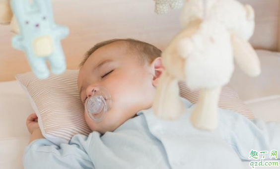 新生儿睡觉有必要穿衣服吗 婴儿穿衣服睡觉和裸睡哪个好