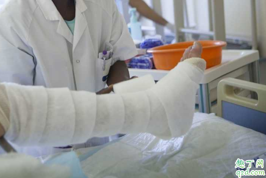 习惯性崴脚可以带护踝吗 崴脚韧带拉伤必须要打石膏吗