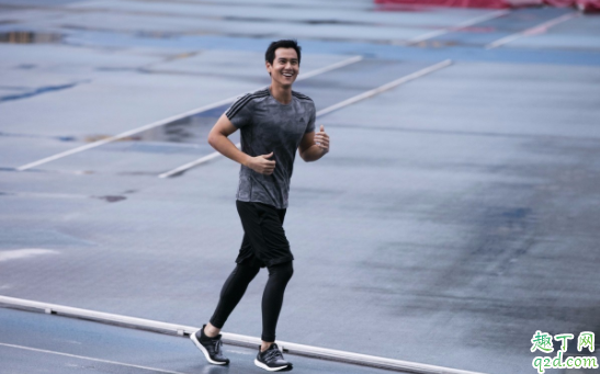 习惯性崴脚可以带护踝吗 崴脚韧带拉伤必须要打石膏吗