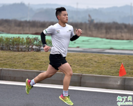 崴脚之后好的差不多可以跑步吗 刚崴脚可以涂红花油吗