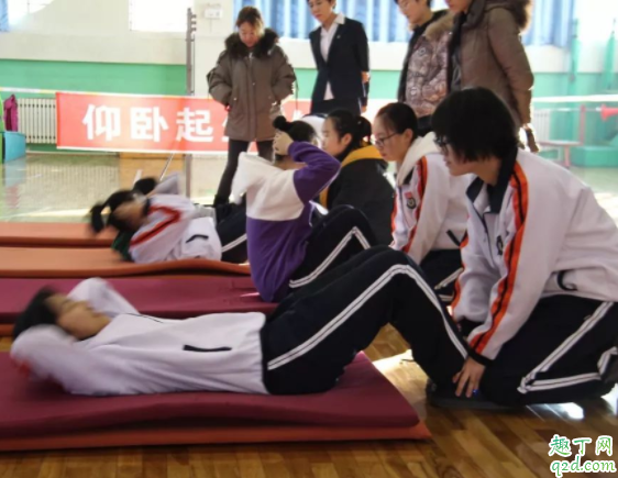 做仰卧起坐会瘫痪是真的吗 怎么练肚子上的肥肉