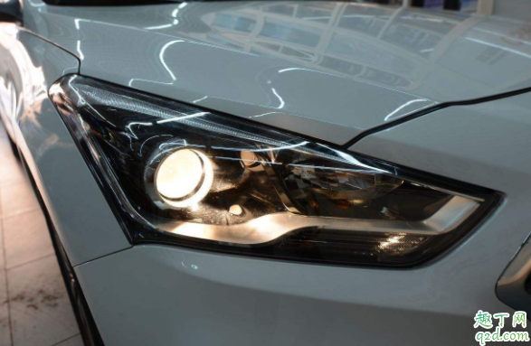 新车大灯有雾气属质量问题吗 汽车大灯进水了自己能干吗