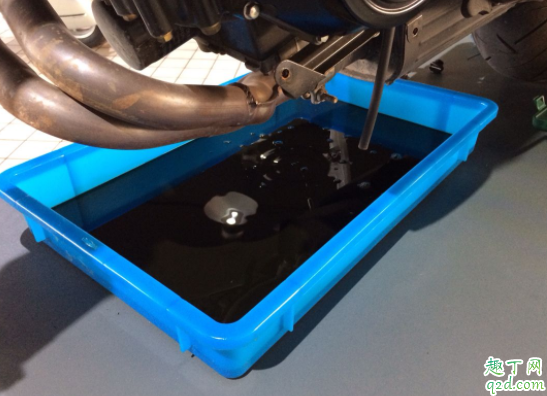 汽车机油没变颜色要换吗 车不总开要多长时间换机油