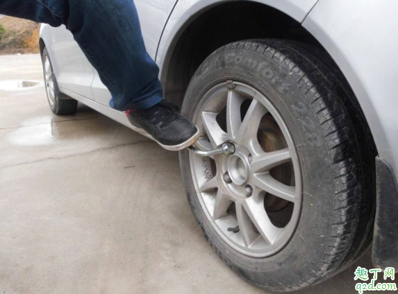 汽车轮胎螺丝拆完为什么拔不出来 汽车轮胎卸不下来怎么办