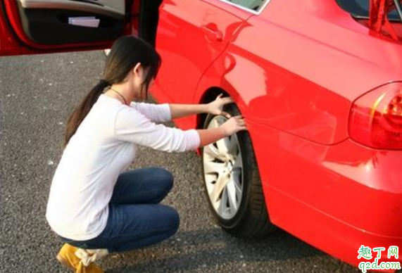 汽车轮胎螺丝拆完为什么拔不出来 汽车轮胎卸不下来怎么办