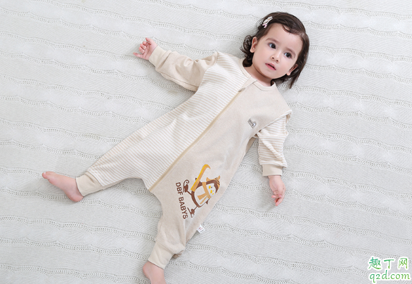 2月大的宝宝用分腿睡袋好还是不分腿的好 分腿睡袋给多大宝宝穿合适