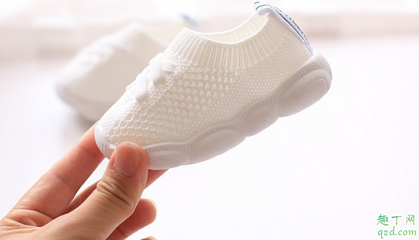 小孩学步鞋多大穿合适 购买学步鞋有啥要注意的