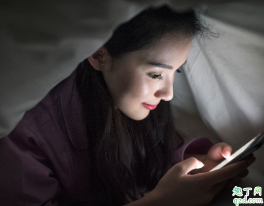 关灯玩手机会得青光眼吗 青光眼瞳孔是青色的吗