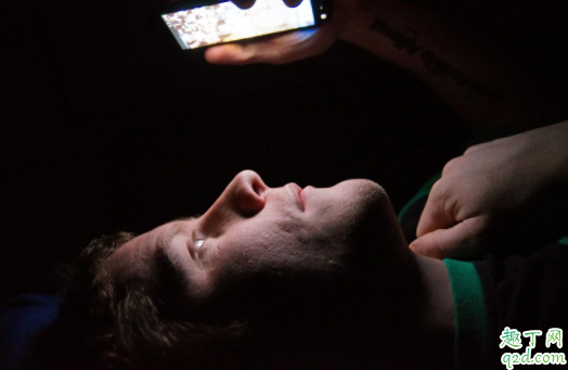 关灯玩手机会得青光眼吗 青光眼瞳孔是青色的吗