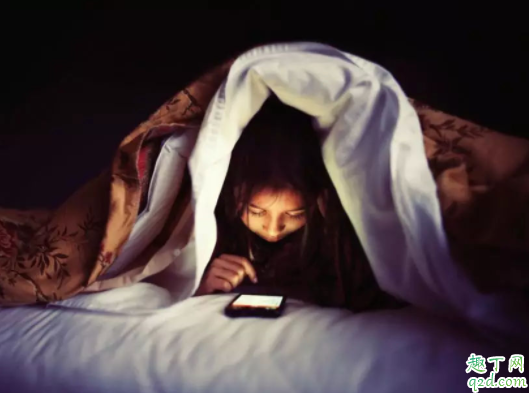 关灯玩手机会得青光眼吗 青光眼瞳孔是青色的吗