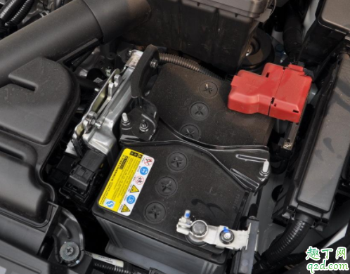 汽车电瓶可以直接换吗 汽车换电瓶先拆正极还是负极