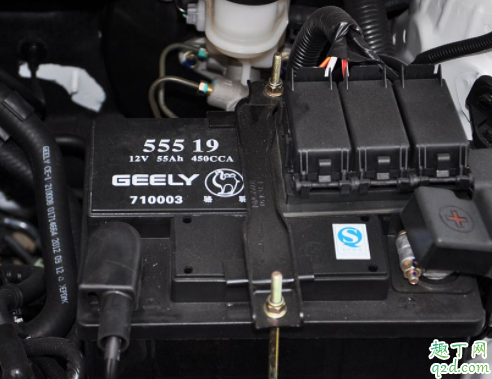 汽车电瓶可以直接换吗 汽车换电瓶先拆正极还是负极