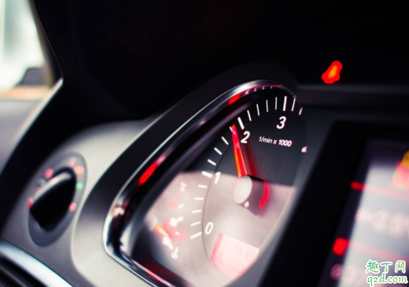 开车的时候电瓶灯亮了是怎么回事 汽车行驶中电瓶灯亮了怎么处理