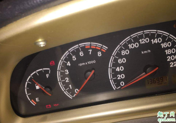 开车的时候电瓶灯亮了是怎么回事 汽车行驶中电瓶灯亮了怎么处理