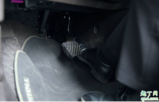 新车倒车刹车片有异响怎么回事 刹车怎么踩不伤刹车片