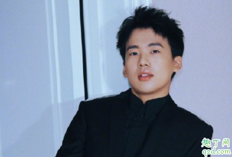 郭麒麟开的车是什么牌子 郭麒麟富二代的样子开的车多少钱