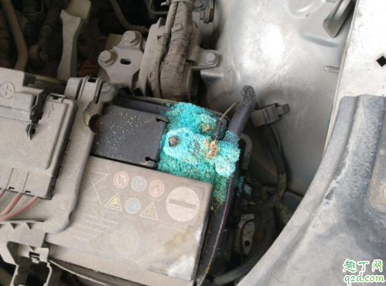 汽车电瓶氧化怎么处理 汽车电瓶氧化可以用开水浇吗