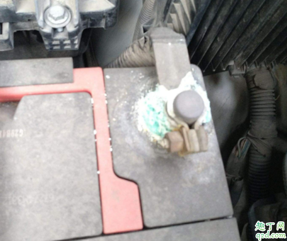 汽车电瓶氧化怎么处理 汽车电瓶氧化可以用开水浇吗