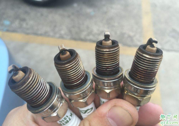 汽车火花塞用到什么程度要换 汽车火花塞换一个行不行