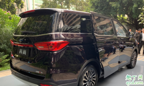 排气管冒蓝烟是哪里的问题 为什么排气管冒黑烟