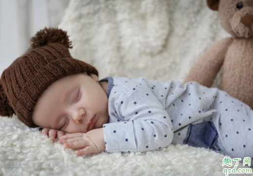 宝宝脸一大一小朝哪睡 宝宝大小脸怎么睡好