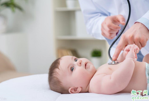 宝宝脸一大一小朝哪睡 宝宝大小脸怎么睡好