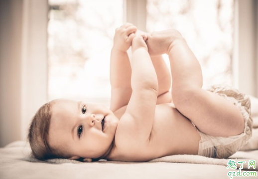 宝宝脸一大一小朝哪睡 宝宝大小脸怎么睡好