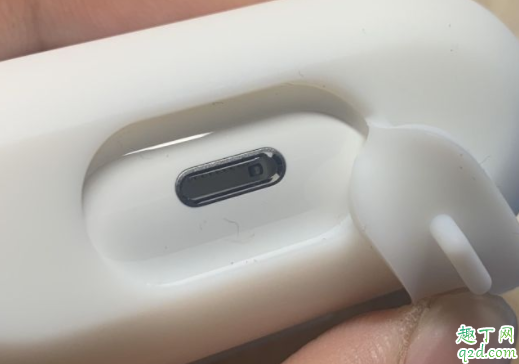 AirPods Pro充电时指示灯会一直亮吗 AirPods Pro有线充电灯不常亮吗