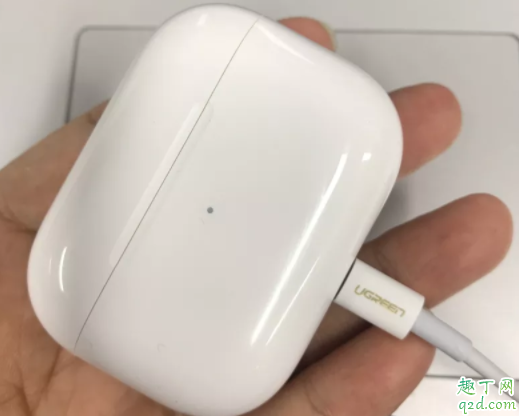 AirPods Pro充电时指示灯会一直亮吗 AirPods Pro有线充电灯不常亮吗