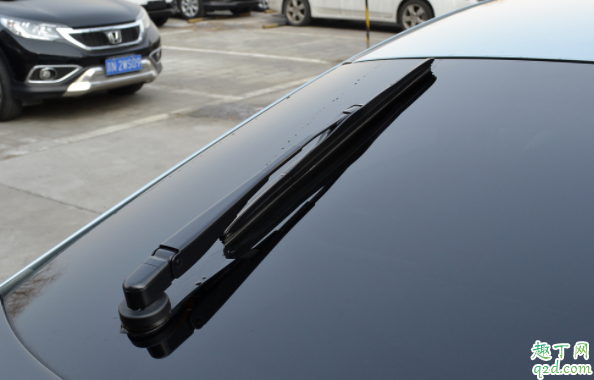 为什么有的车后面没有雨刮器 为什么轿车车后没有窗雨刮器