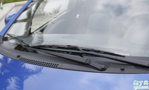 雨刮器漏水什么原因 雨刮器刮了模糊怎么回事