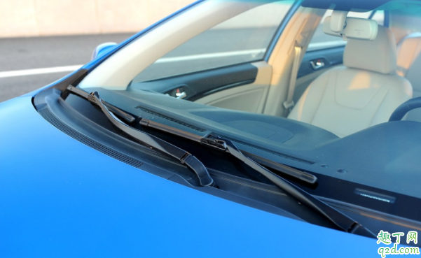 雨刮器漏水什么原因 雨刮器刮了模糊怎么回事