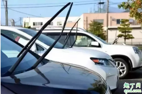 冬天要把雨刮器立起来吗 下雪天雨刮器冻住了怎么化冻