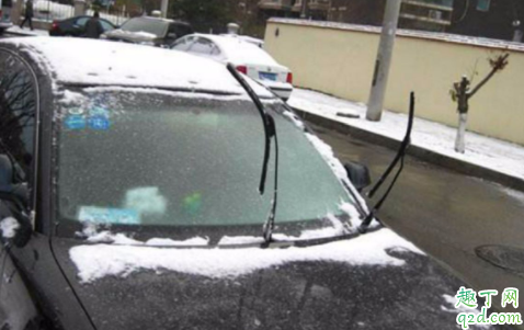 冬天要把雨刮器立起来吗 下雪天雨刮器冻住了怎么化冻
