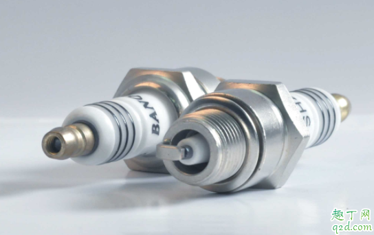 火花塞断了怎么取出来 火花塞坏了一个要不要全部换