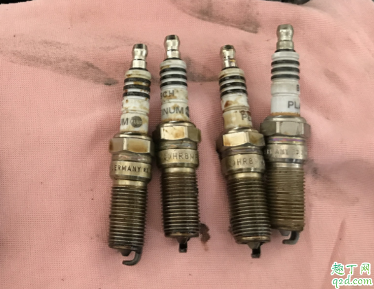 火花塞断了怎么取出来 火花塞坏了一个要不要全部换