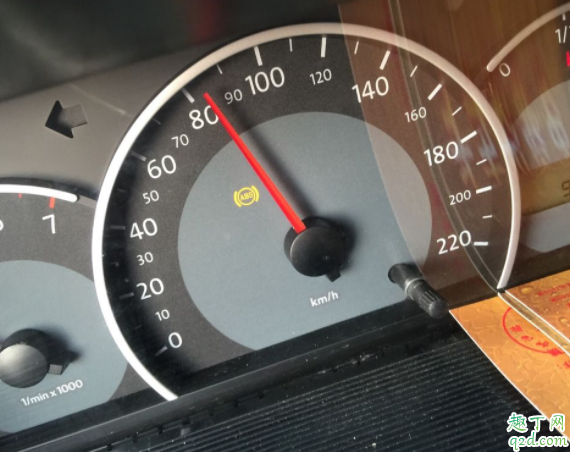 abs灯亮了对刹车有什么影响 汽车abs是自动开启吗