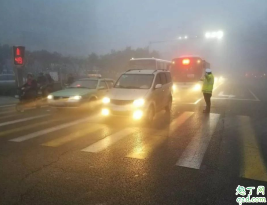 车上的灯光有哪些 有雾的时候开车开什么灯