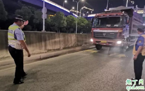 大货车超载应该入刑吗 无锡高架桥坍塌谁负主要责任