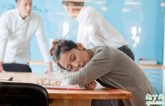 趴桌子睡觉醒来发现看不清了为什么 趴着睡觉脖子疼怎么办