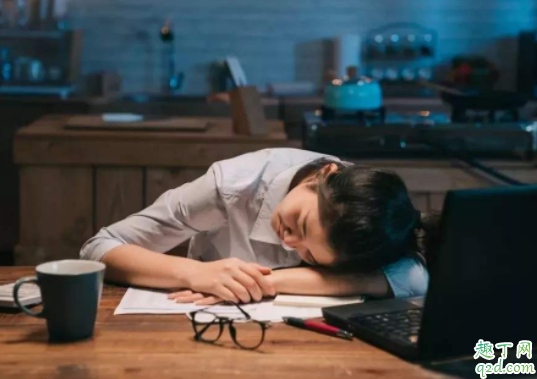 趴桌子睡觉醒来发现看不清了为什么 趴着睡觉脖子疼怎么办