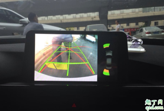 倒车怎么操作安全 手动挡倒车要踩离合吗