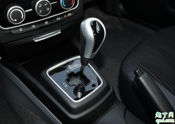 自动挡用什么控制车速 自动挡匀速一直踩着油门吗