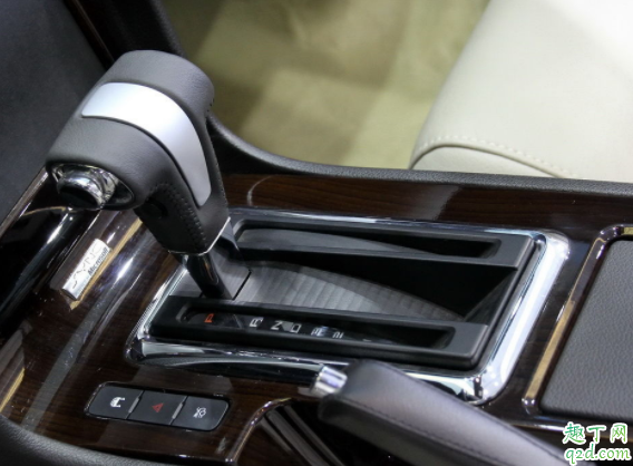 自动挡用什么控制车速 自动挡匀速一直踩着油门吗