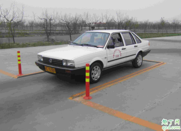 科目二车身出线是哪里出线了 倒车入库怎么避免车尾压线