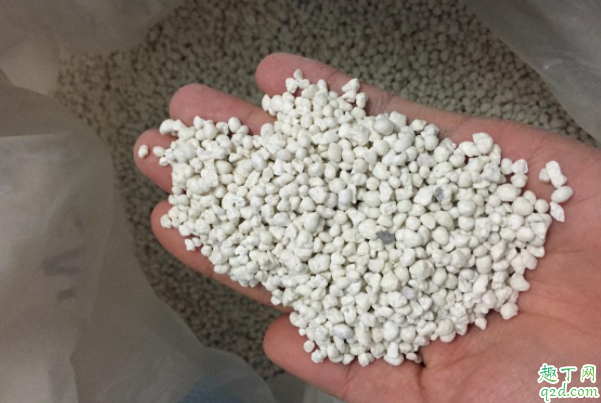 草木灰可以和复合肥一起施肥吗 尿素和草木灰可以一起下吗