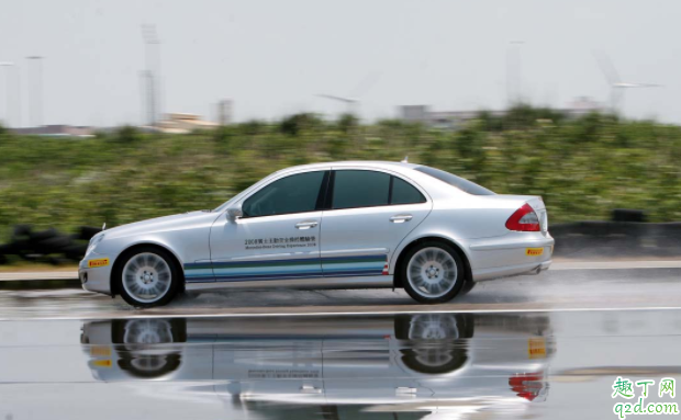 开车被雷劈能不能下车 打雷躲车里安全吗