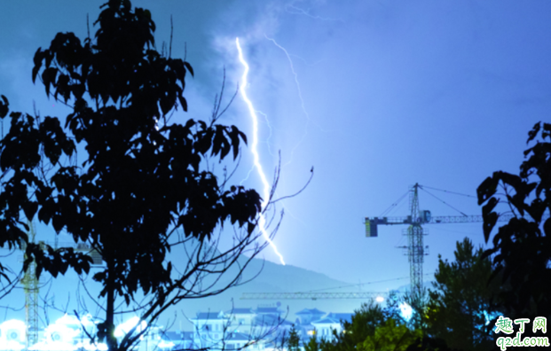 开车被雷劈能不能下车 打雷躲车里安全吗