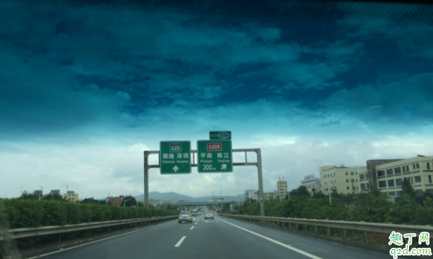 开车被雷劈能不能下车 打雷躲车里安全吗