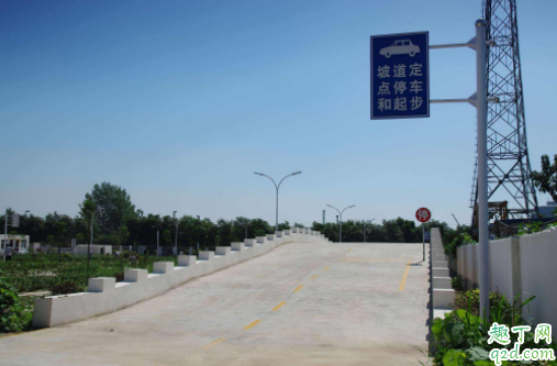 自动挡坡道起步怎么不溜车 手动挡坡道停车要挂在1挡吗